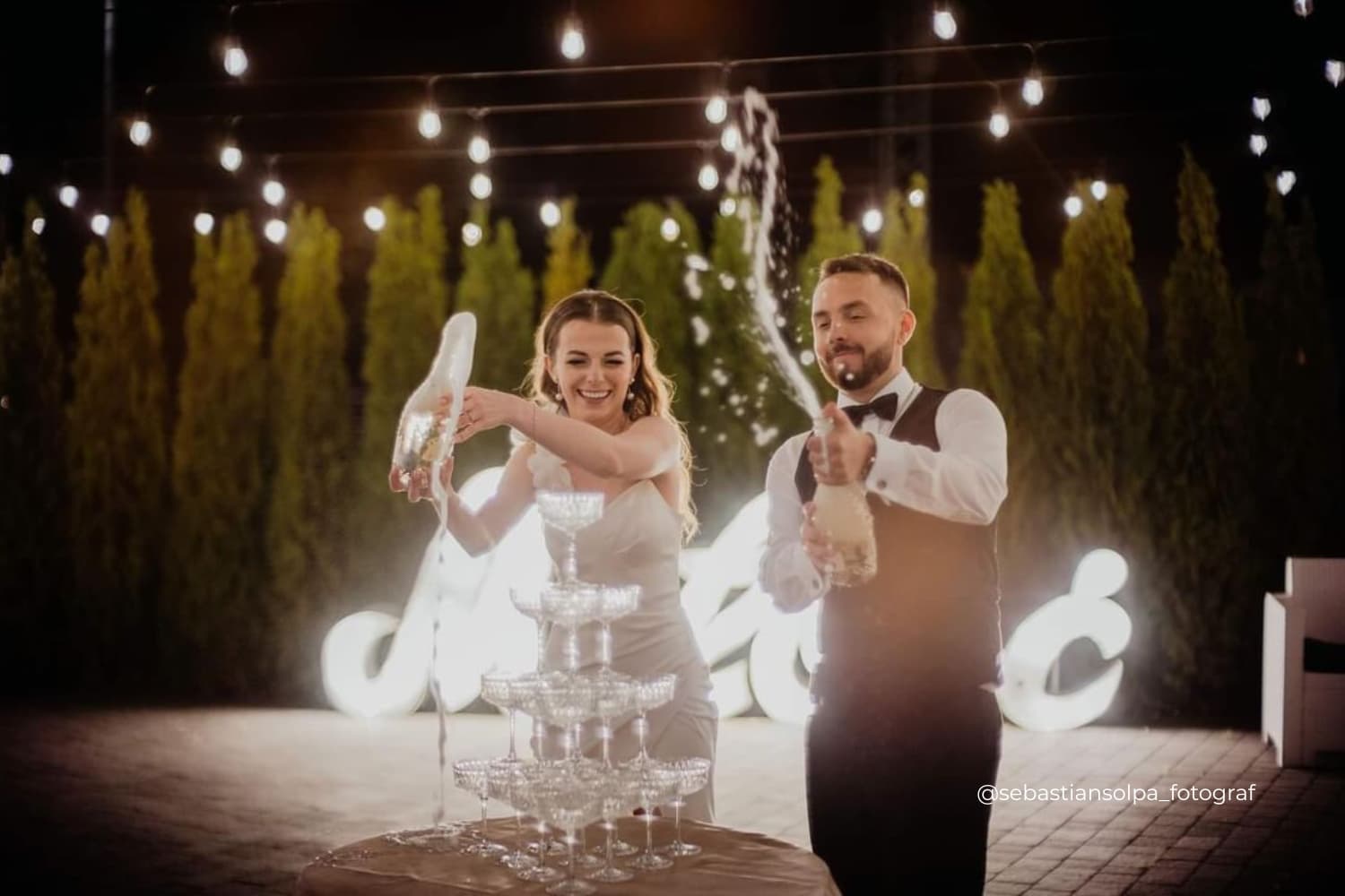 Prosecco Tower podczas toastu weselnego
