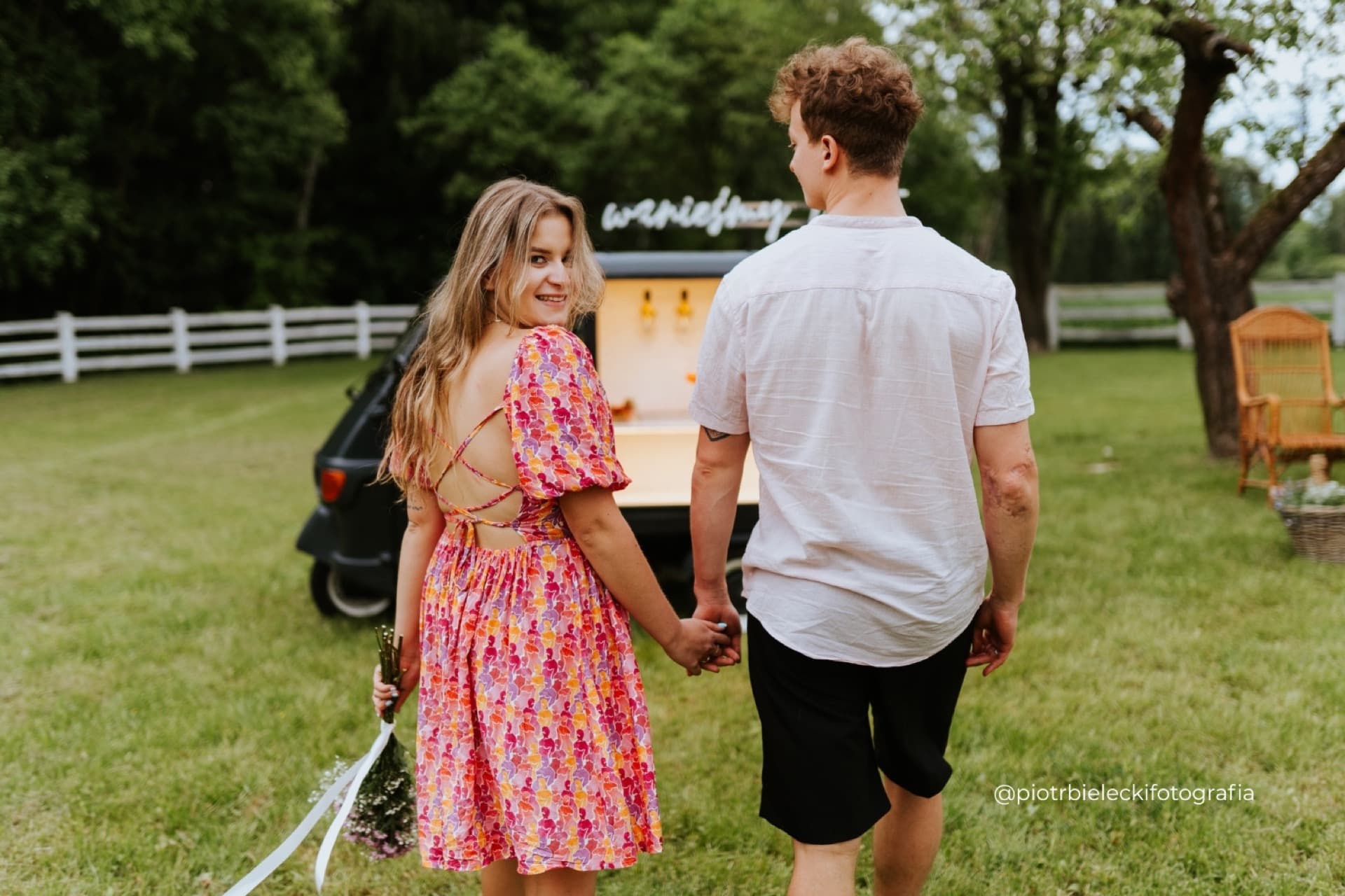 Frizzante Van na weselu w stodole